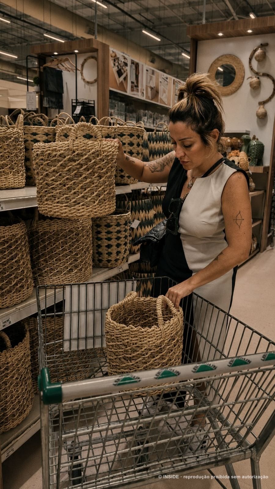 Sara Rollemberg em loja de materiais fazendo curadoria de acabamentos, bastidores INSIDE, 2026, acervo INSIDE