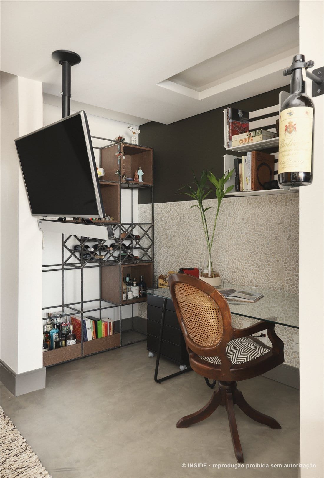 Sala social integrada e cheia de objetos de história, apartamento na Bela Vista projetado pela INSIDE, acervo INSIDE