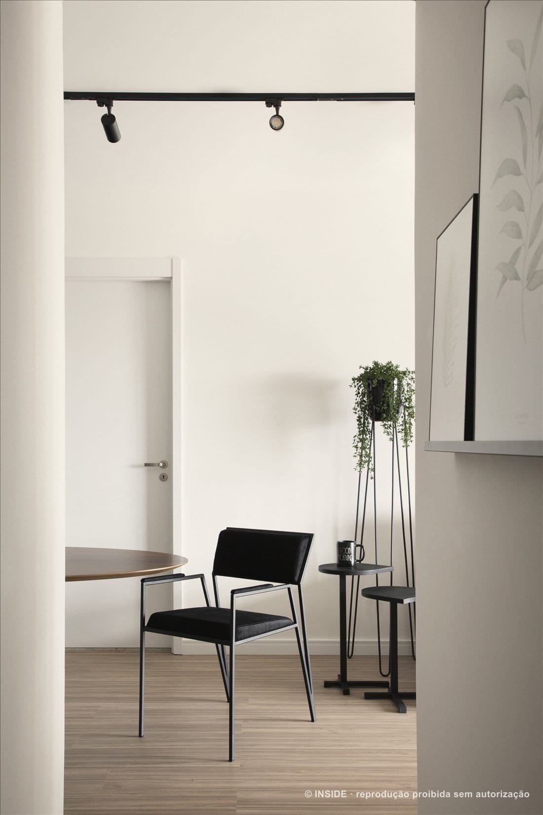 Estar em paleta cinza com toques de verde, apartamento no Alto do Ipiranga projetado pela INSIDE, acervo INSIDE