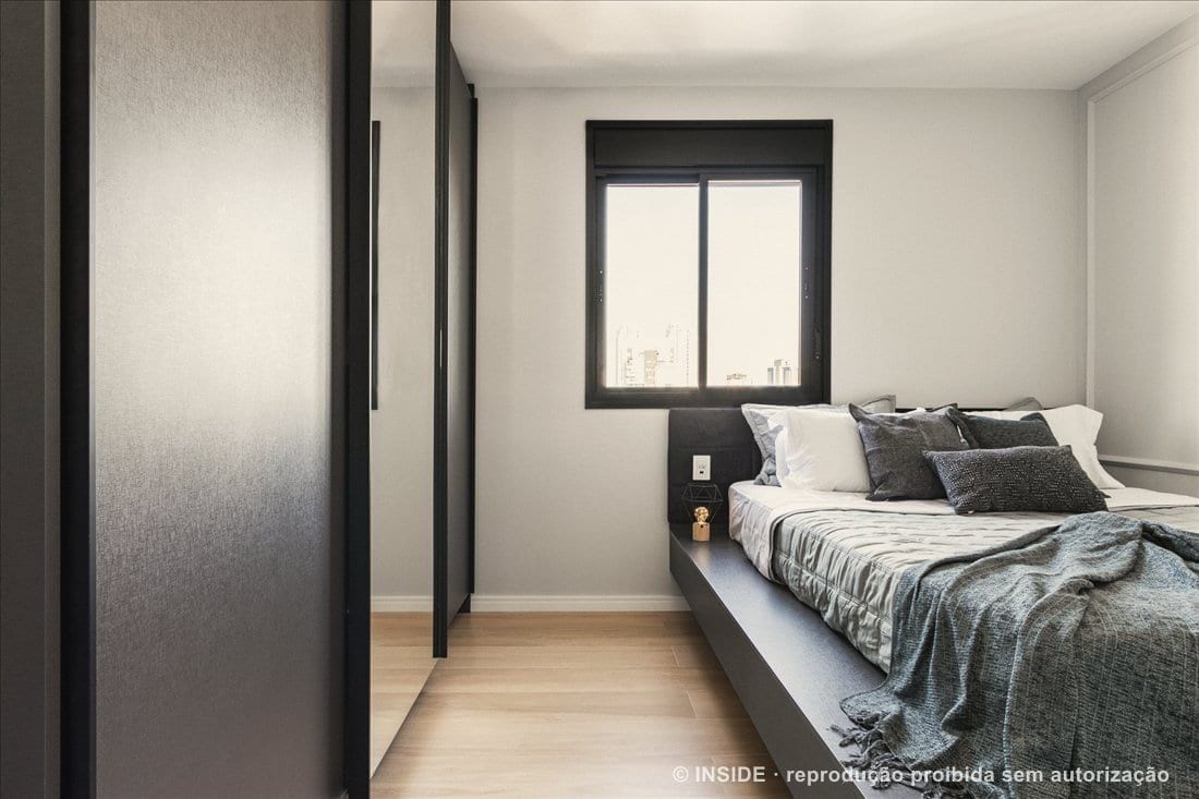 Vila Mariana: quarto com cama plataforma escura e guarda-roupa de porta texturizada, vista da cidade ao fundo, foto Alberto Ricci