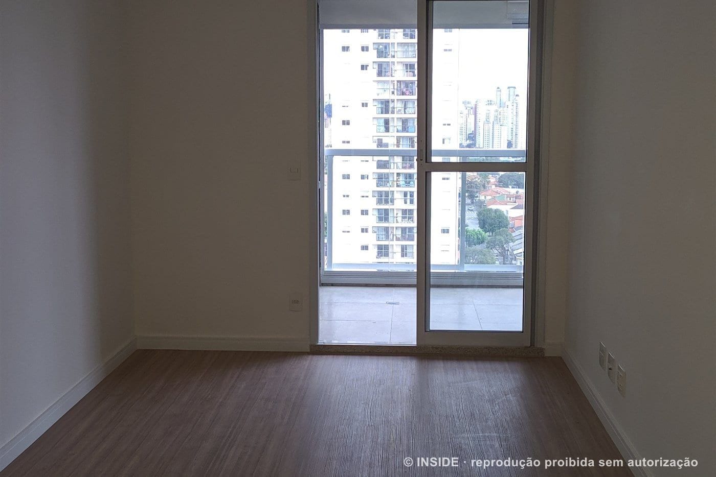 Ipiranga antes: o apartamento como a construtora entregou, sem mobília.