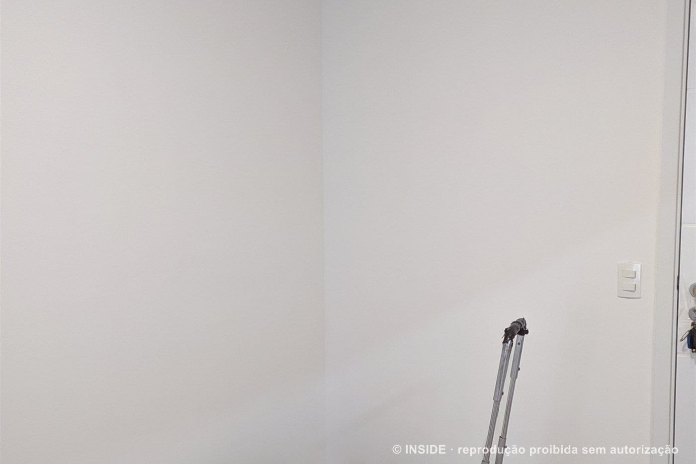 Ipiranga antes: a parede neutra da sala, antes do adesivo de cimento queimado.