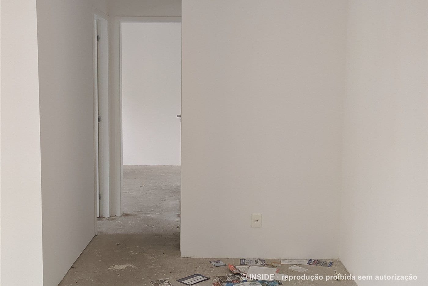 Vila Mariana antes: a sala em direção à varanda, antes de remover a porta que separava os ambientes.