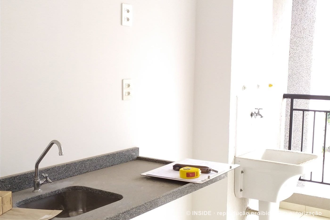 Vila Mariana antes: a cozinha com a bancada e o piso entregues pela construtora.