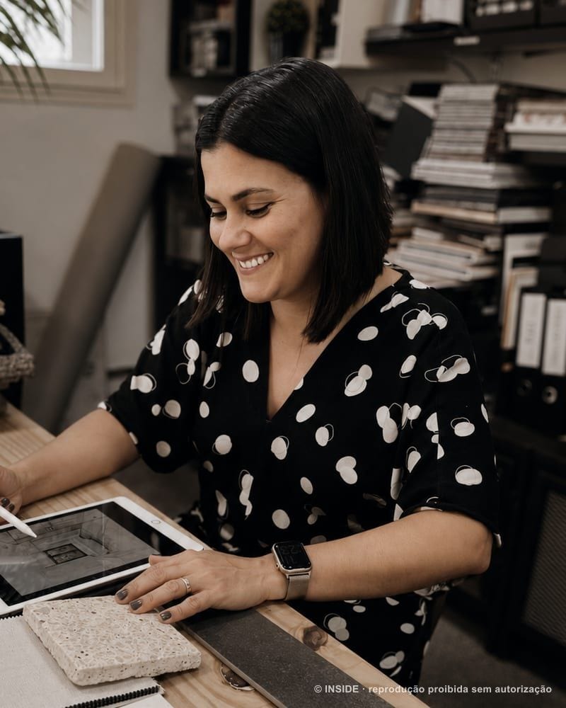 Fabiola de Souza, cofundadora da INSIDE, com amostras de materiais no estúdio, 2022, acervo INSIDE