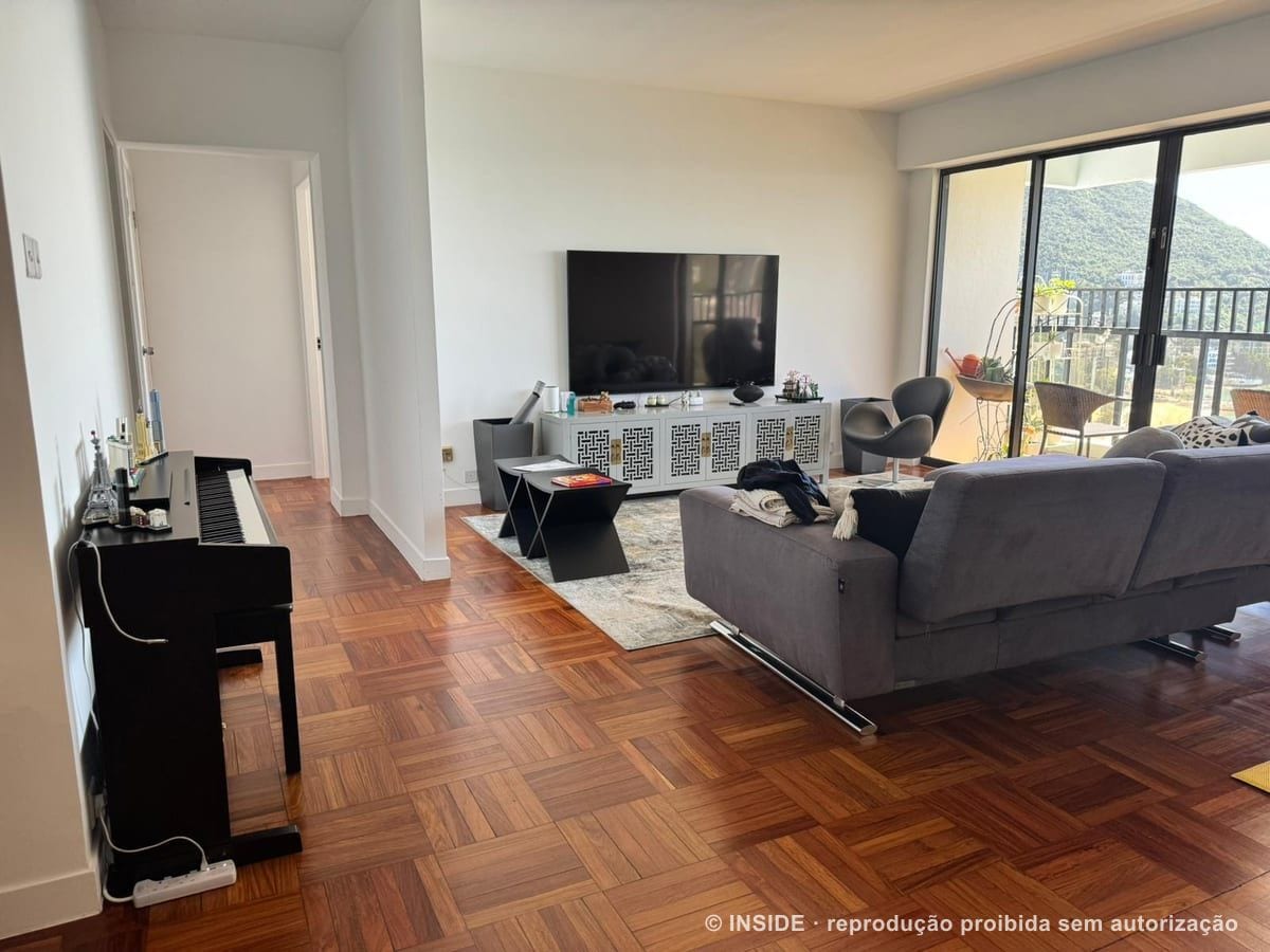 Living room with a view over Hong Kong before the project