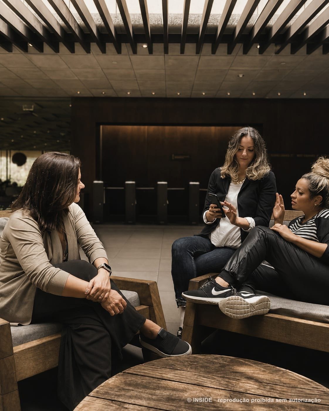 Fabiola de Souza, Claudia Mesquita e Sara Rollemberg conversando sobre briefing, 2019, acervo INSIDE