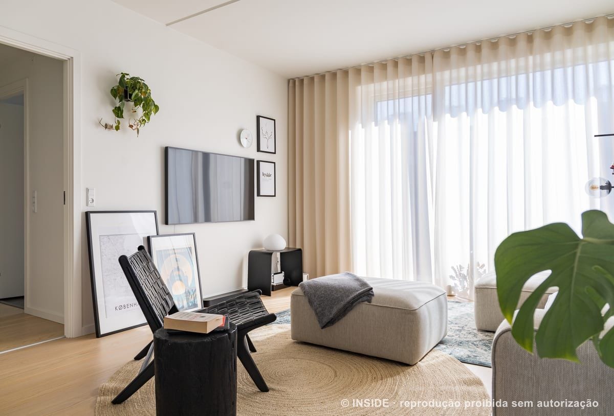 Sala de estar integrada com televisão e cortinas do projeto remoto Copenhague-CM em Copenhague, INSIDE