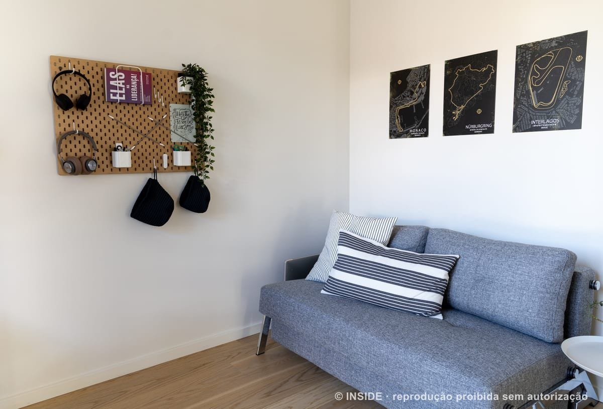 Sofá com painel perfurado e quadro-mapa pessoal no projeto remoto Copenhague-CM em Copenhague, INSIDE