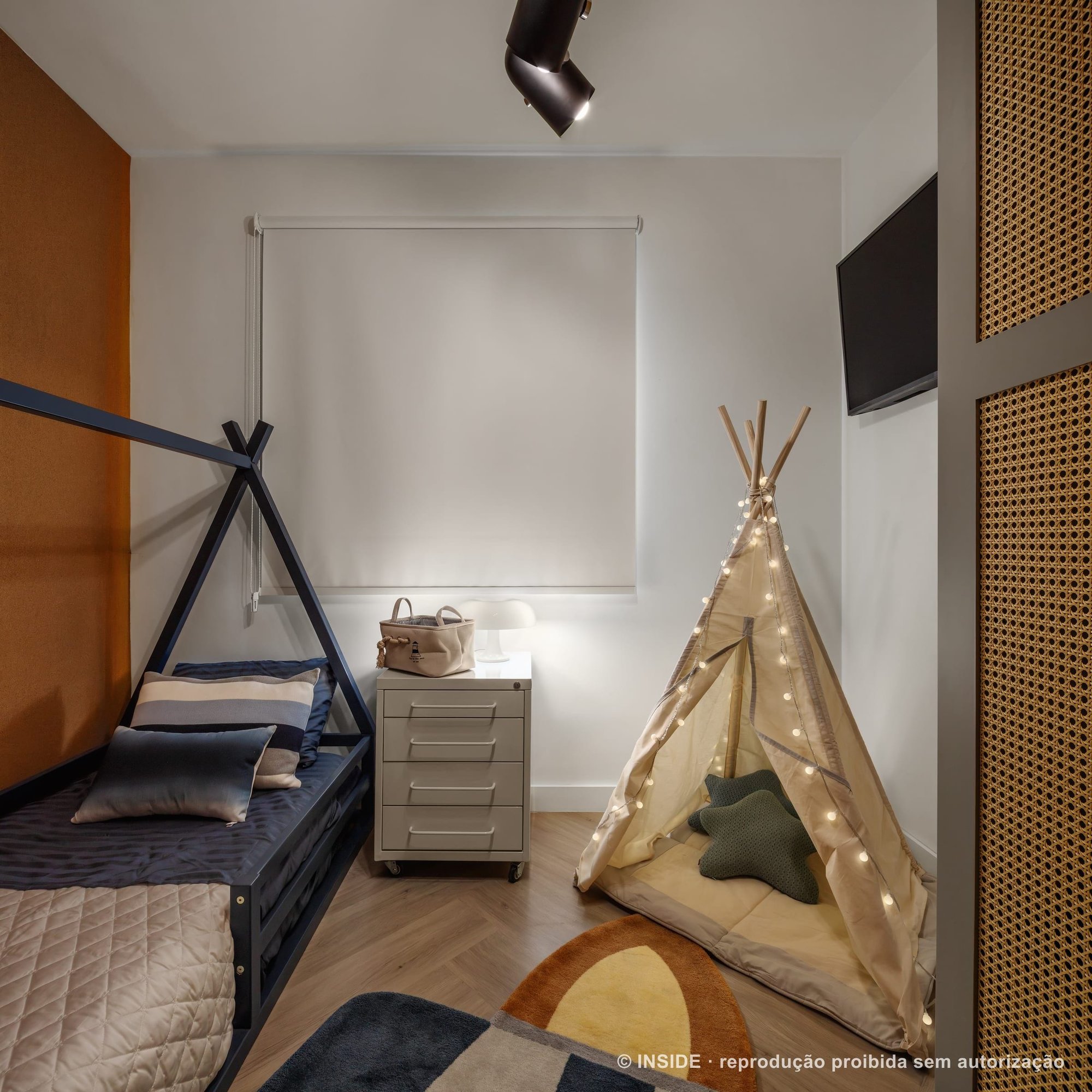Quarto da criança com cama-casinha, cabana teepee com luzes e parede laranja, projeto INSIDE