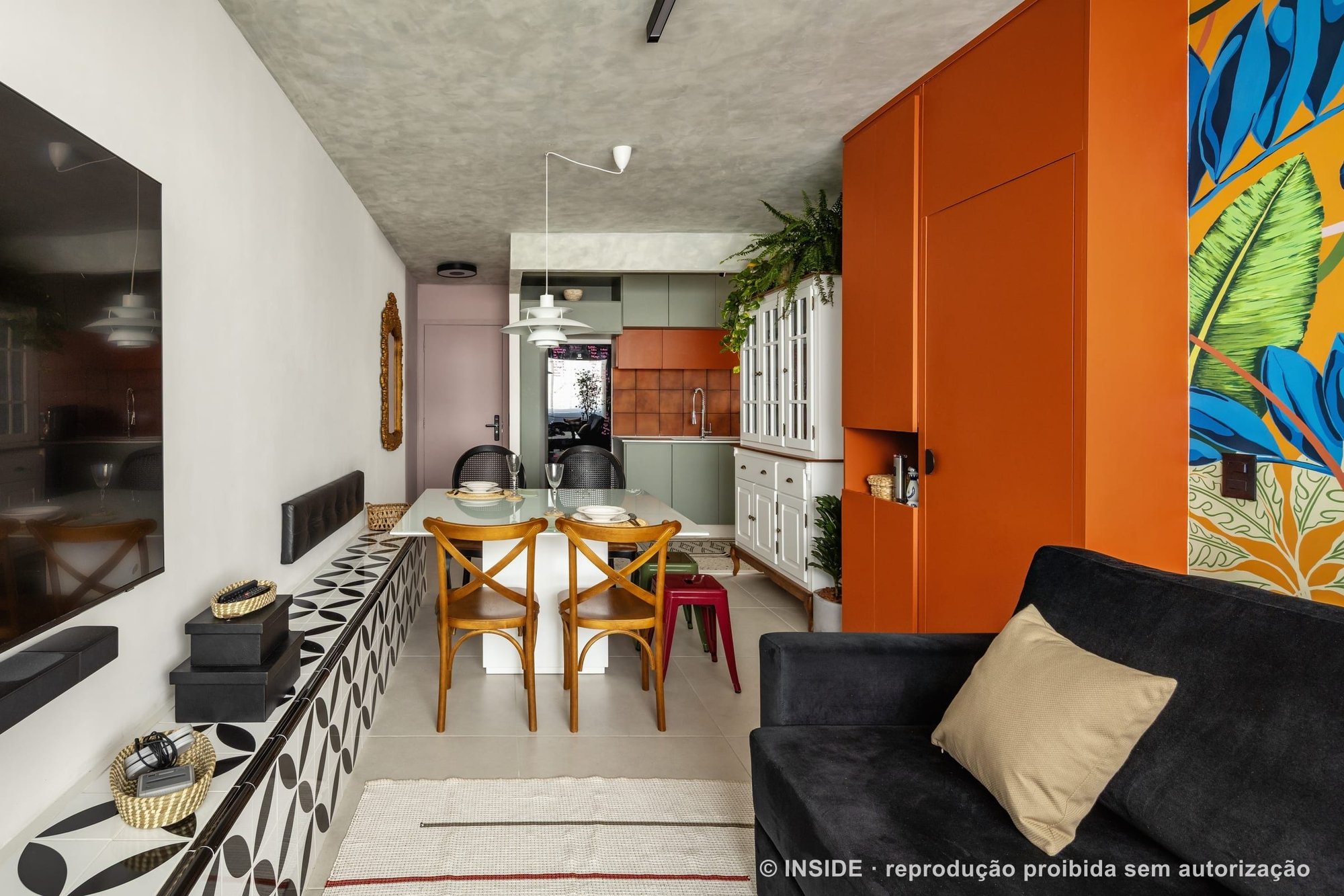 Área social integrada de Anália Franco-EB: sala, jantar e cozinha com marcenaria laranja, mural tropical e cozinha verde, projeto INSIDE