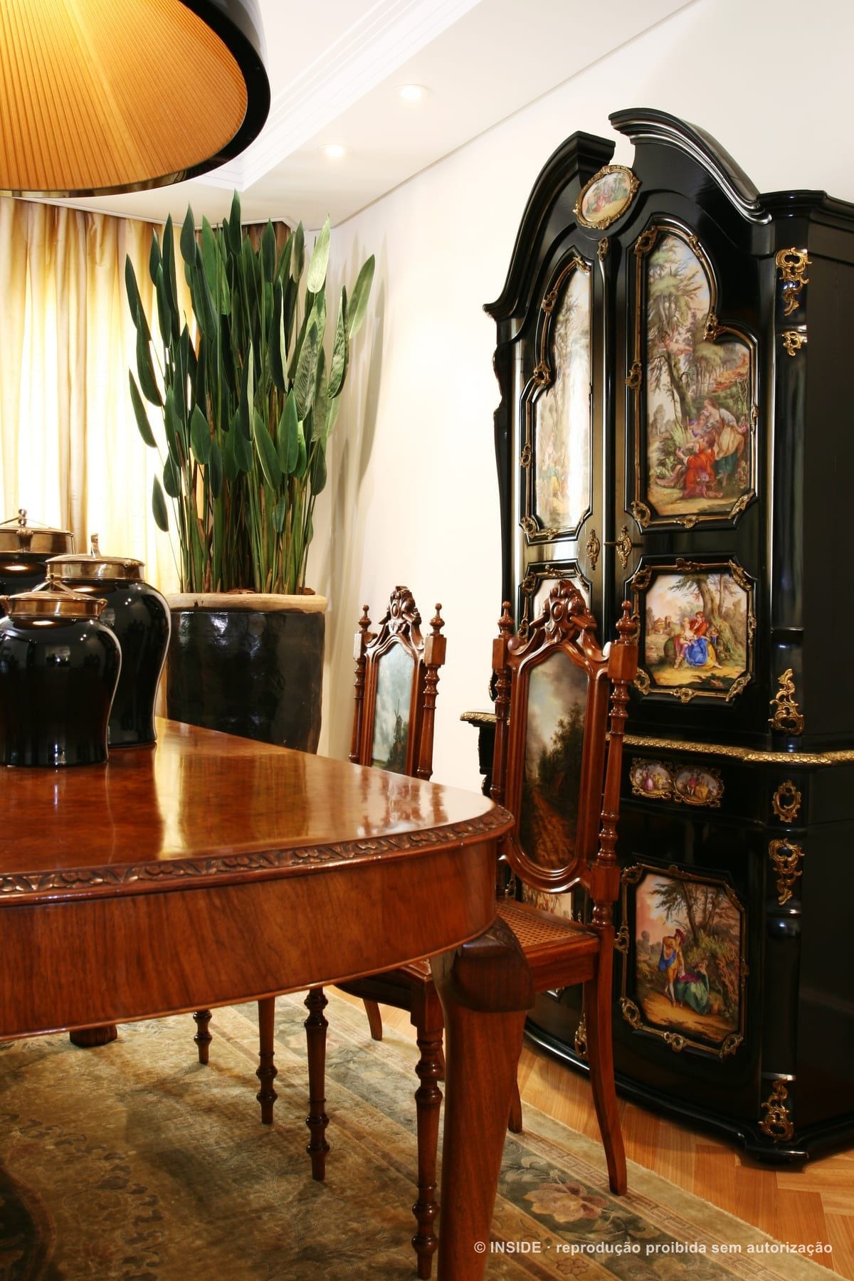Pacaembu-RA: detalhe do armário preto laqueado com porcelanas e bronzes de família, acervo INSIDE