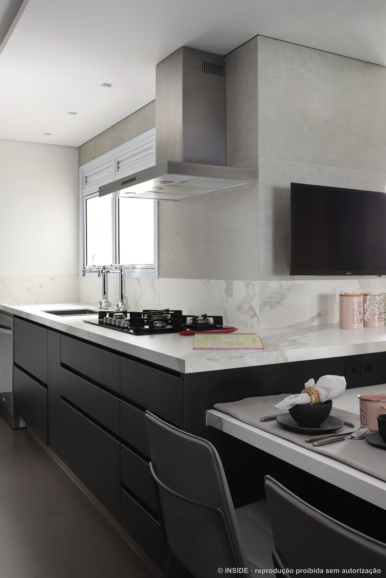 Cozinha com ilha e bancada de mármore, cooktop e cuba, iluminação natural, projeto INSIDE
