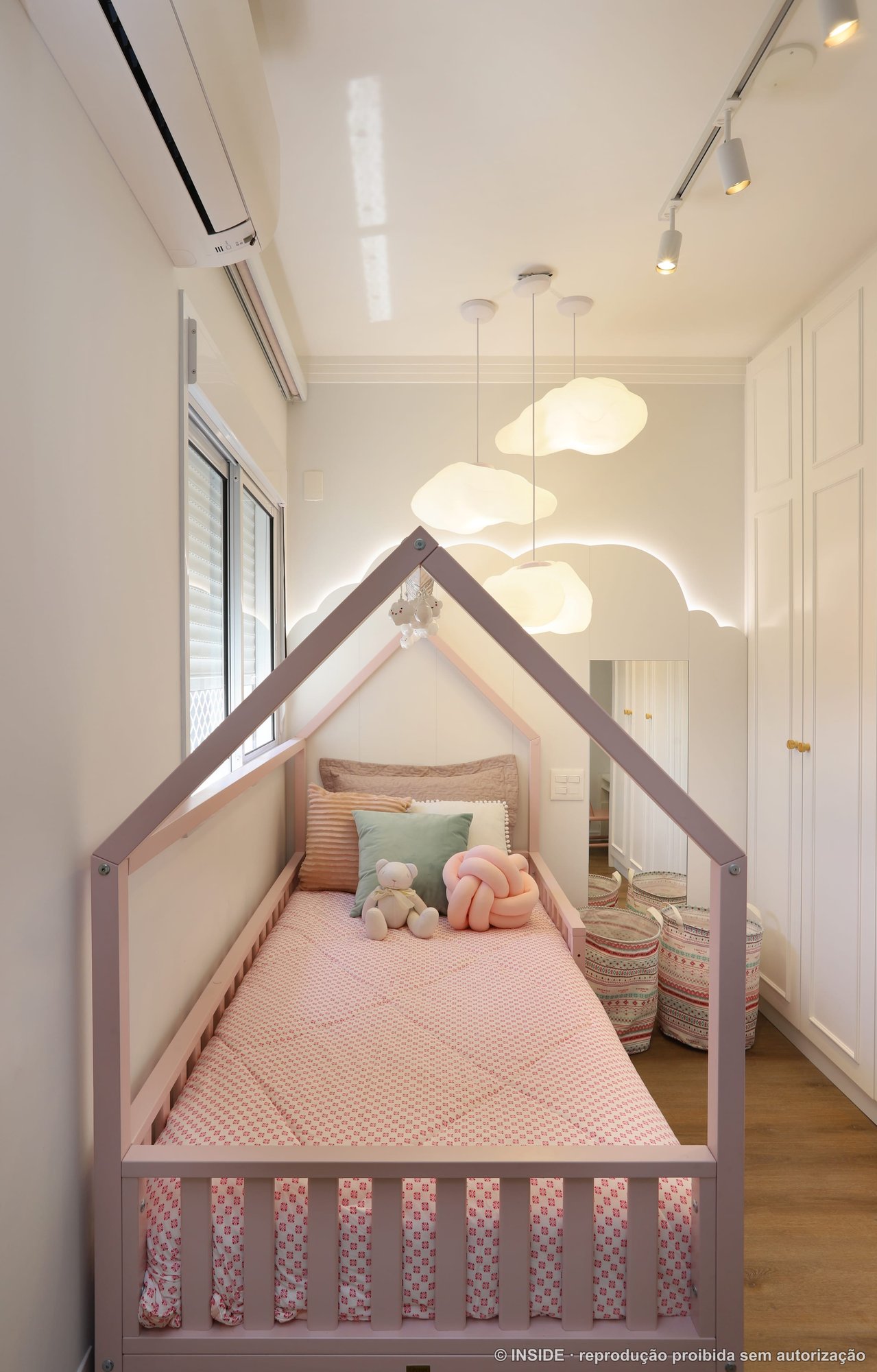 Quarto de menina com cama em formato de casinha, tons de rosa e marcenaria branca, projeto INSIDE